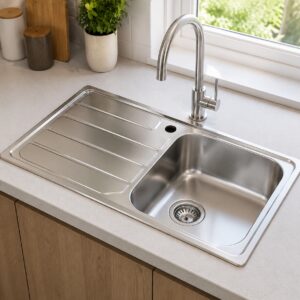 سینک ظرفشویی استیل نگین الماس SA42 نصب شده روی کابینت آشپزخانه مدرن