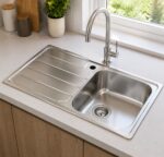 سینک ظرفشویی استیل نگین الماس SA42 نصب شده روی کابینت آشپزخانه مدرن