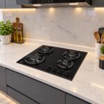 اجاق گاز صفحه‌ای چهار شعله در آشپزخانه