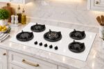 اجاق گاز صفحه‌ای پنج شعله در آشپزخانه